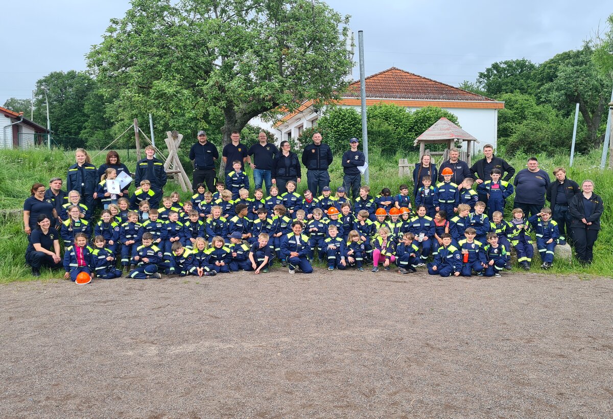 Gruppenfoto Betreuerinnen und Betreuer der Kinderflamme 2024 in Wildsachsen mit den teilnehmenden Kindern