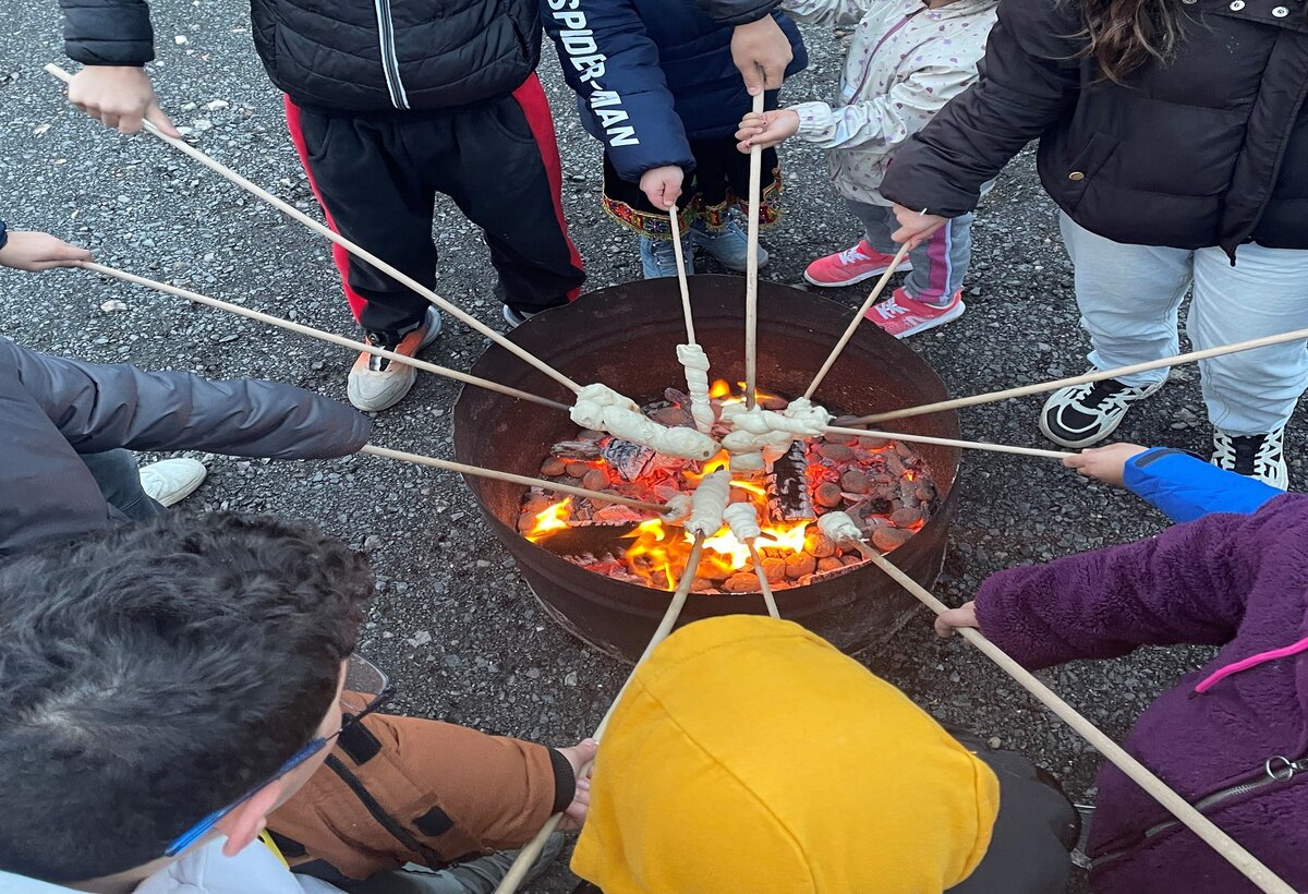 Das Stockbrotgrillen fand bei den Kindern großen Anklang.