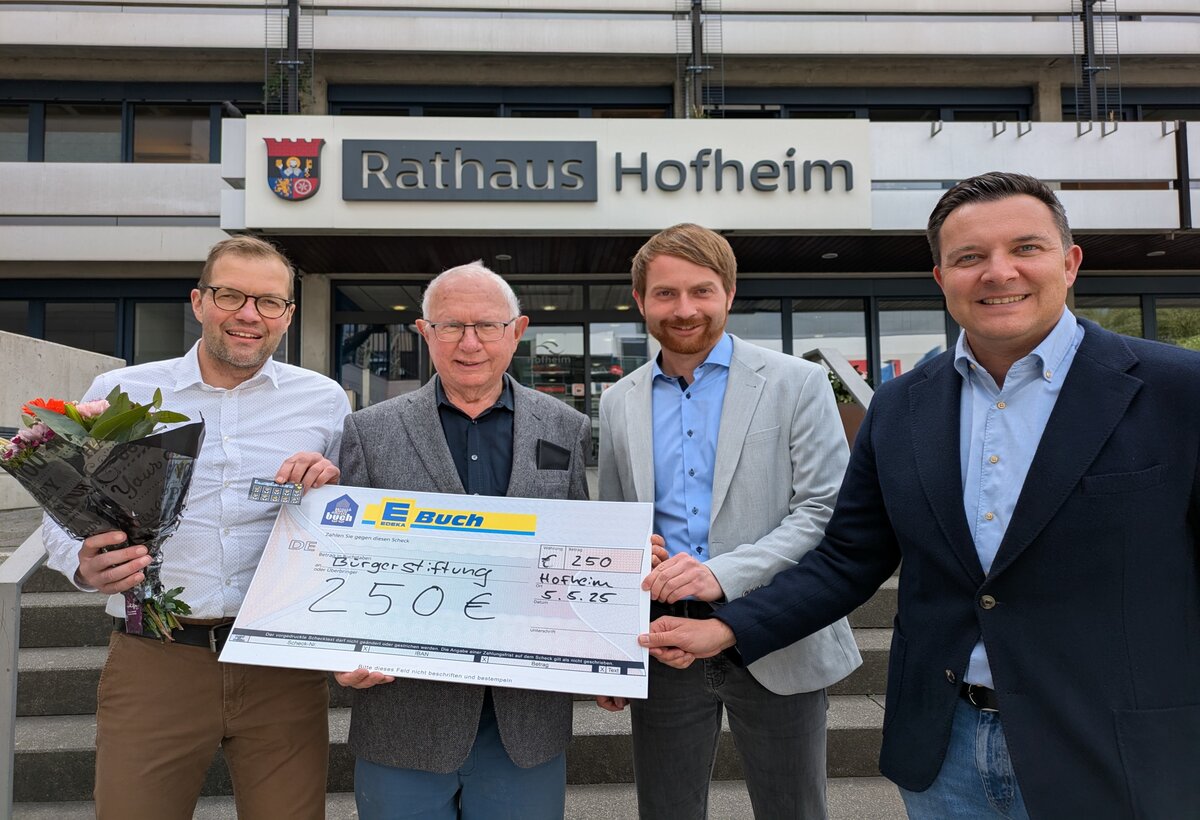 Edeka Buch Geschäftsführer Christian Buch, Vorsitzender des Stiftungsrats Dr. Winfried Rothweiler, Edeka Buch Marktleiter Carsten Sader und Bürgermeister Christian Vogt bei der Spendenscheckübergabe vorm Hofheimer Rathaus
