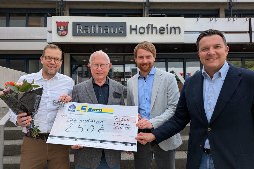 Edeka Buch Geschäftsführer Christian Buch, Vorsitzender des Stiftungsrats Dr. Winfried Rothweiler, Edeka Buch Marktleiter Carsten Sader und Bürgermeister Christian Vogt bei der Spendenscheckübergabe vorm Hofheimer Rathaus