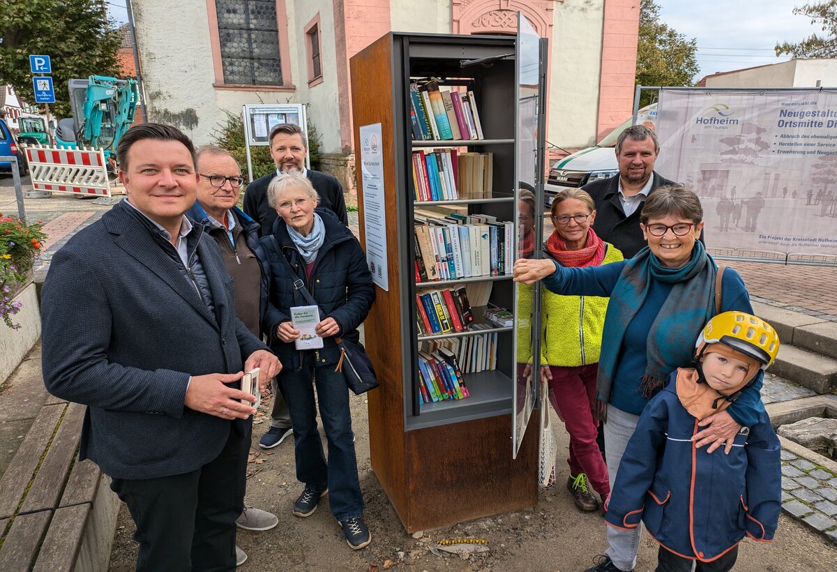 Bürgermeister Christian Vogt (links) mit Mitgliedern des Kulturvereins Diedenbergen um die Vorsitzende Irmtraud Schmollinger-Marchand (rechts) und HWB-Geschäftsführer Josef Mayr (hinten rechts) sowie dem Projektleiter der HWB Steffen Reinstädtler (hinten mittig).