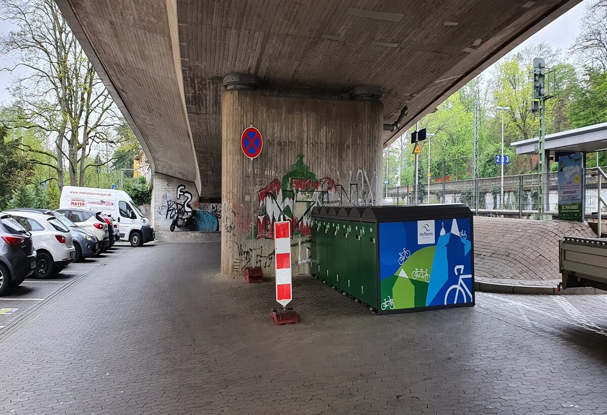 Die Radboxen unter der Rheingaubrücke
