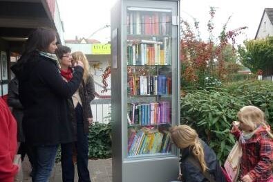 Bücherregal wird von Vertretern der Stadt Enthüllt 