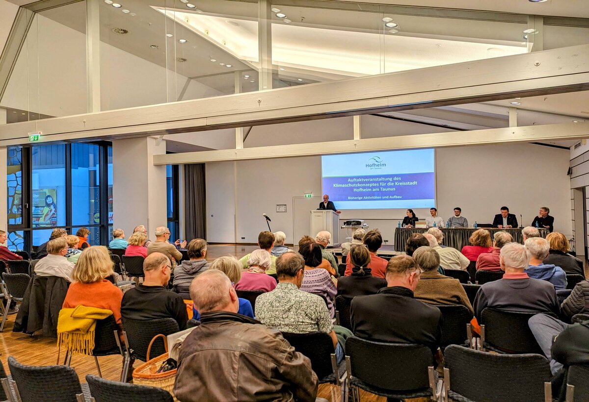 Erster Stadtrat Daniel Philipp begrüßt im Beisein von Bürgermeister Christian Vogt die Gäste im Malersaal der Hofheimer Stadthalle