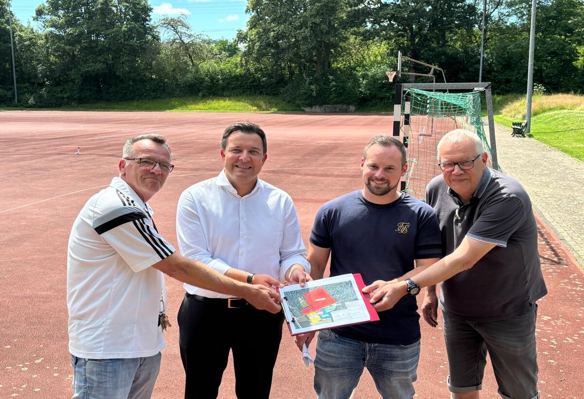 Der 1. Vorsitzende des FC 1957 Marxheim, Mathias Czerner, Bürgermeister Christian Vogt, Niklas Schütte vom städtischen Team Sport und Vereine und Jürgen Baer (2. Vorsitzender).