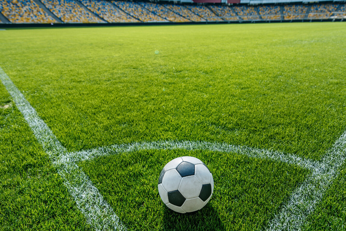 Fußball liegt im Stadion zum Eckball bereit