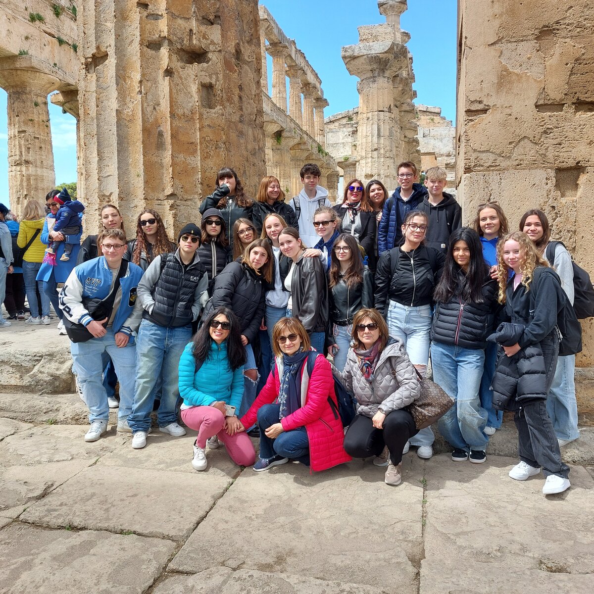 Schüler & Schülerinnen vor der Ruinenstätte Paestum