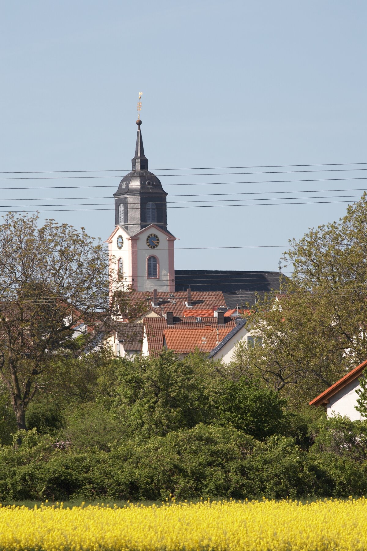 Blick auf die Kirche von Diedenbergen und Feld im Vordergrund