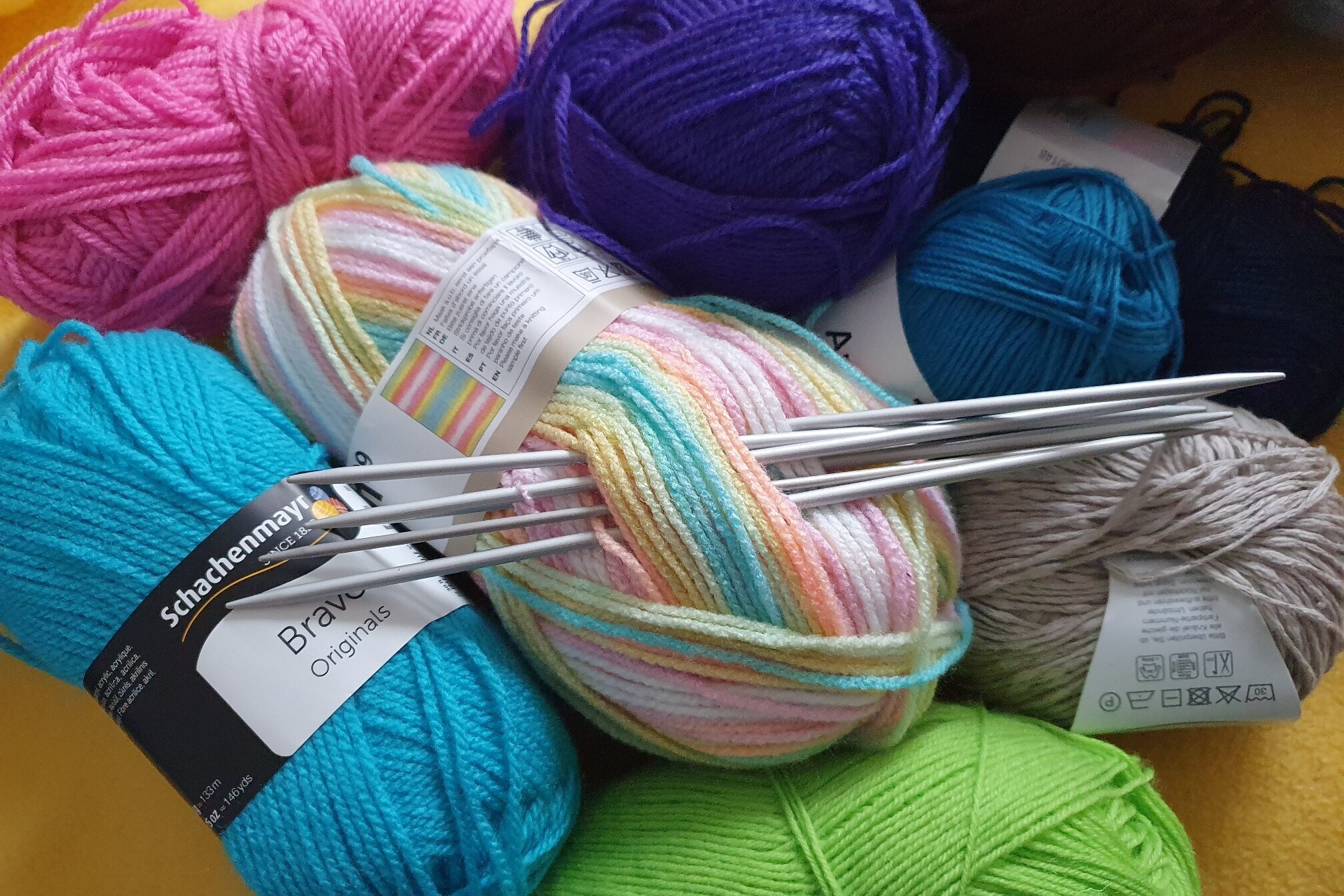 Wolle und Stricknadel