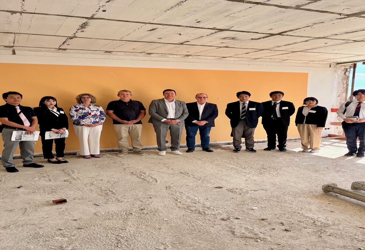 Bildmitte: Bürgermeister Christian Vogt mit Günter Horn (5.v.r.) und Martin Kohlhepp (4.v.l.) von der Projektgesellschaft HORN GmbH, die der Delegation das Bauprojekt „Röderstein-Residenzen“ vorstellten, sowie Susanne Schindler, Leitung Fachbereich Soziales (3.v.l.)