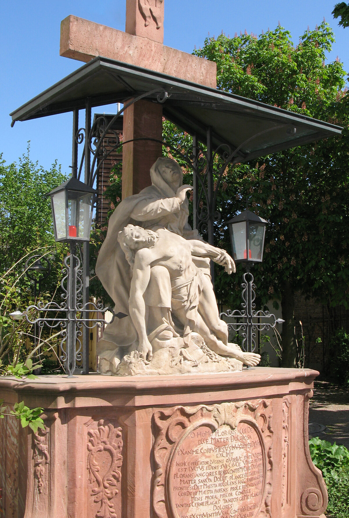Die Pieta auf dem Pfarrer-Klarmann-Platz in Marxheim