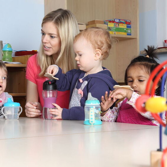 Frau betreut mehrere Kleinkinder 