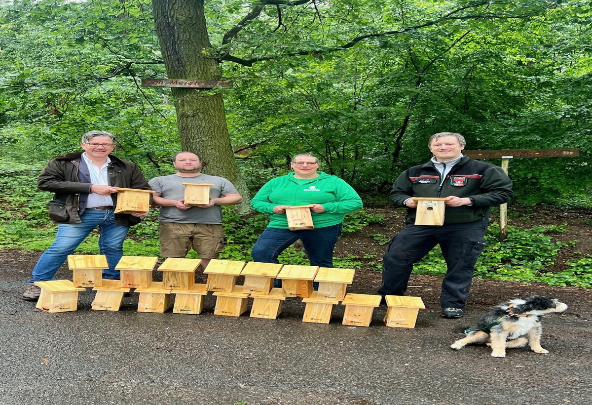 Foto: von links Stadtrat Bernhard Köppler, Marco Stümpert, Tanja Lindenthal und Revierförster Leif Leonhardt mit den Bilchkästen.