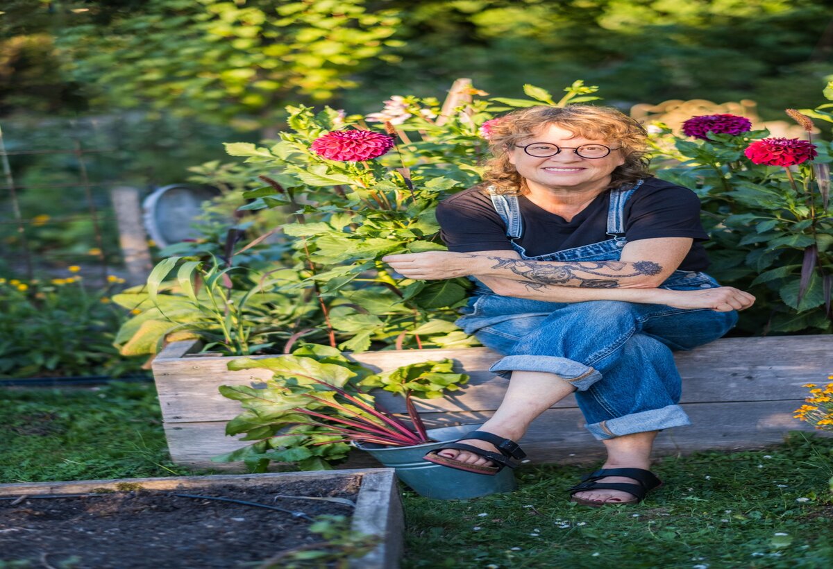 Anja Klein sitzend auf einem Hochbeet