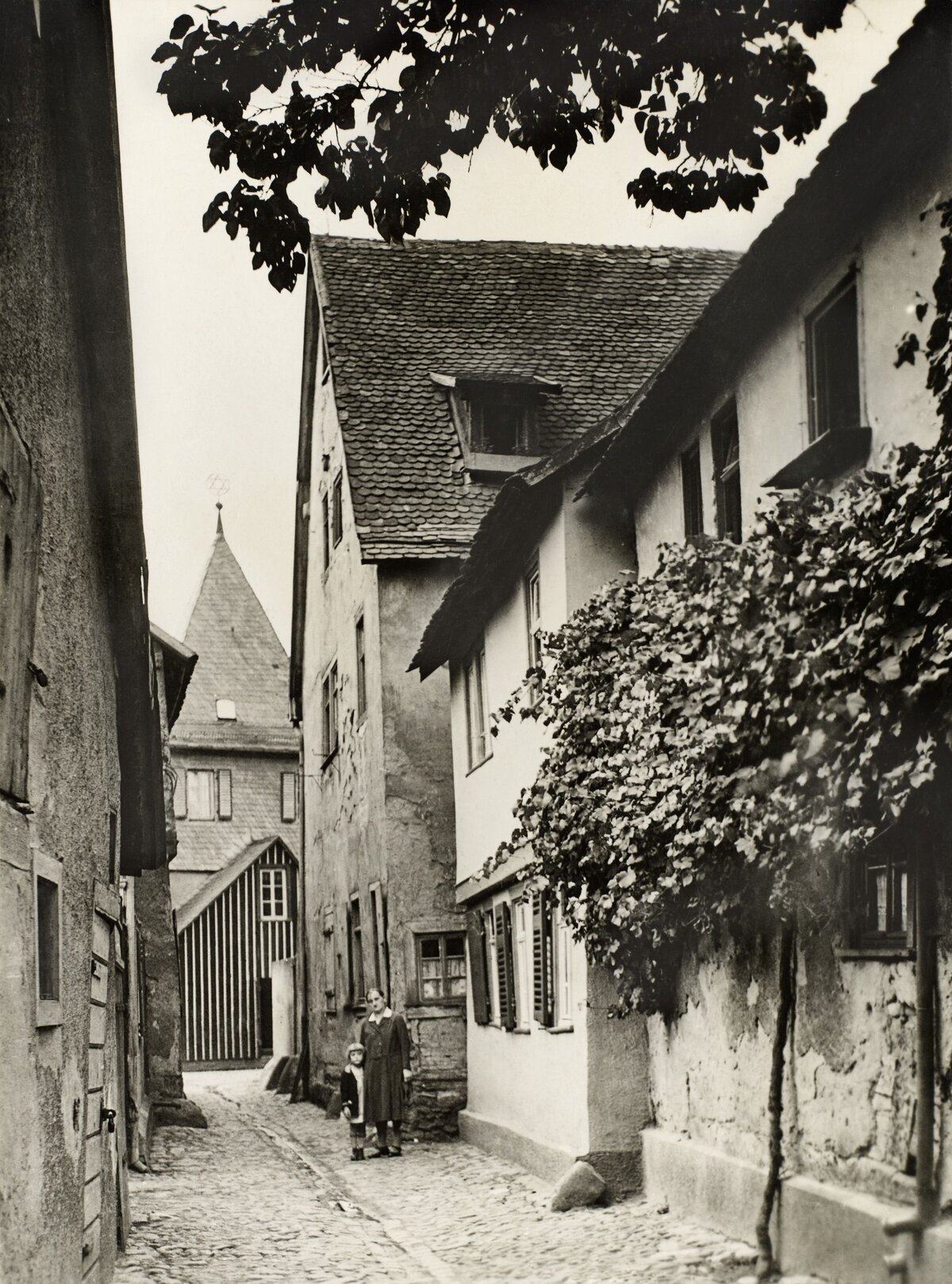 Blick durch eine Gasse den Büttelturm (Türmchen) während der Nutzung als Synagoge