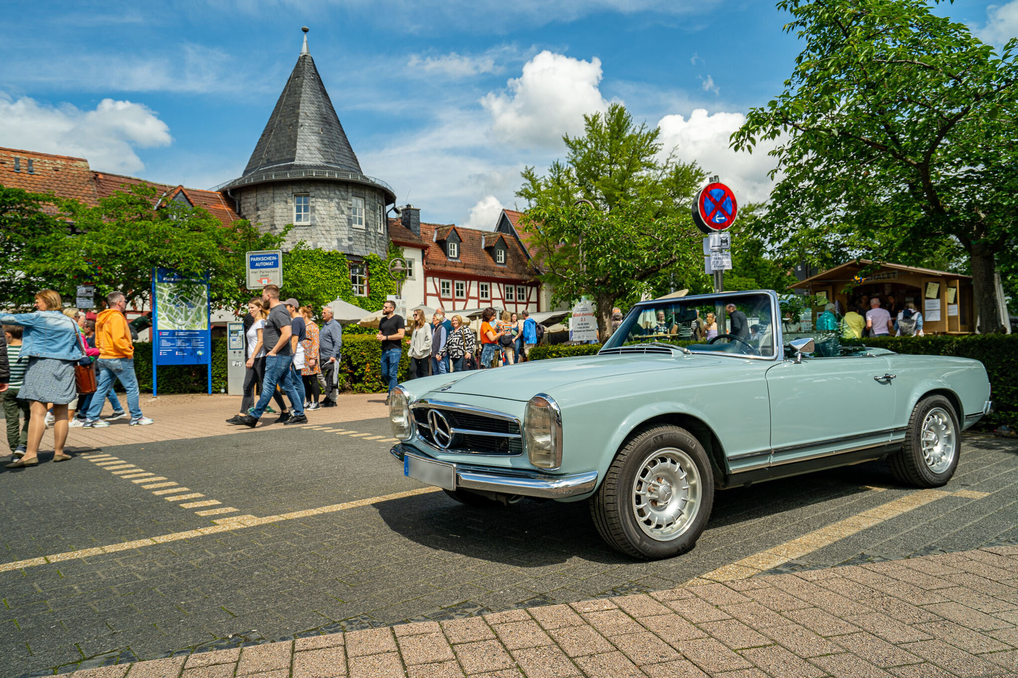 Altstadtfest in Hofheim am Taunus Oldtimer auf dem Parkplatz am Untertor und im Hintergrund einige Besucher