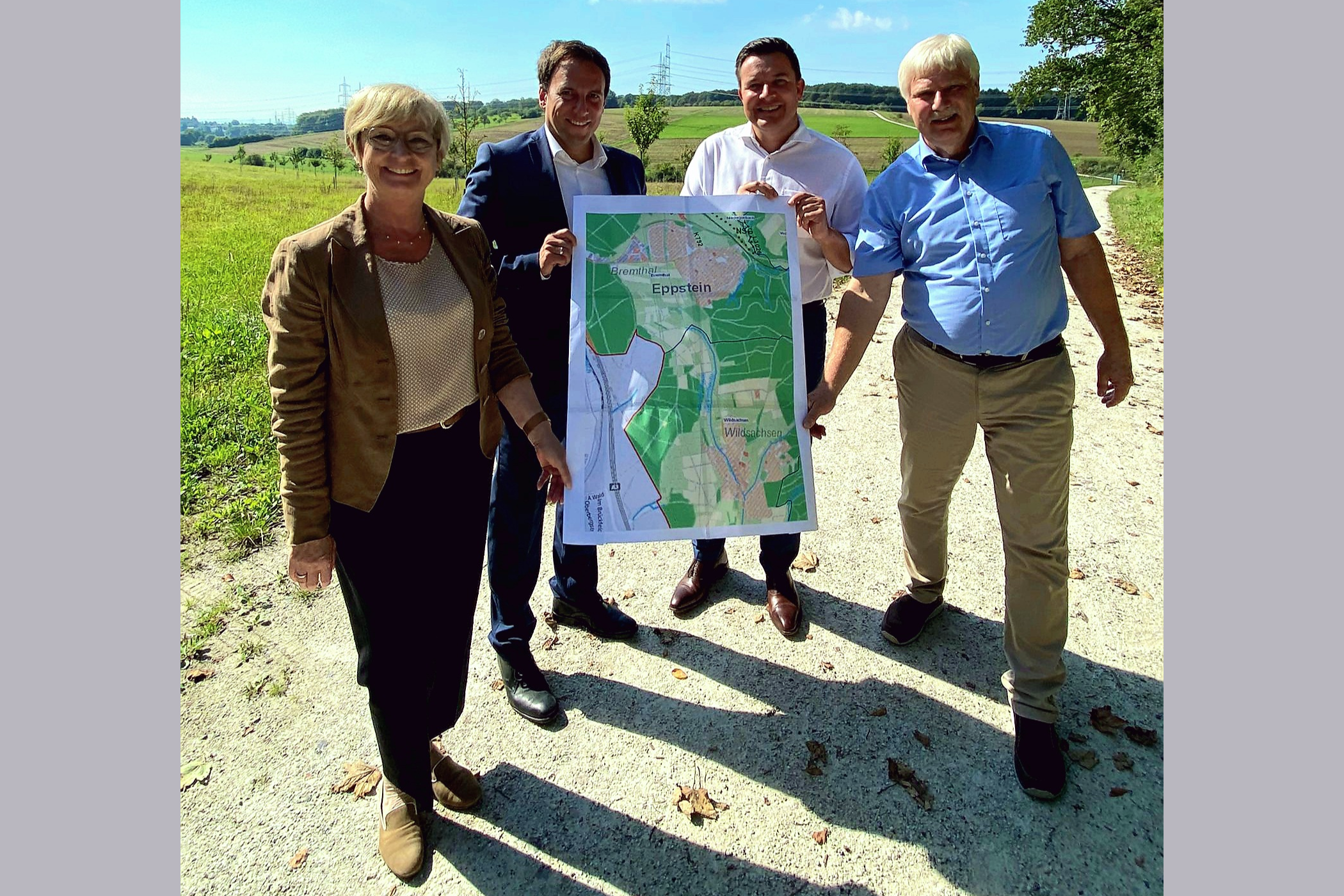 Vertreter der Städte Hofheim und Eppstein präsentieren ein Plan auf dem Eppstein und der Ortsteil Wildsachsen zu sehen sind