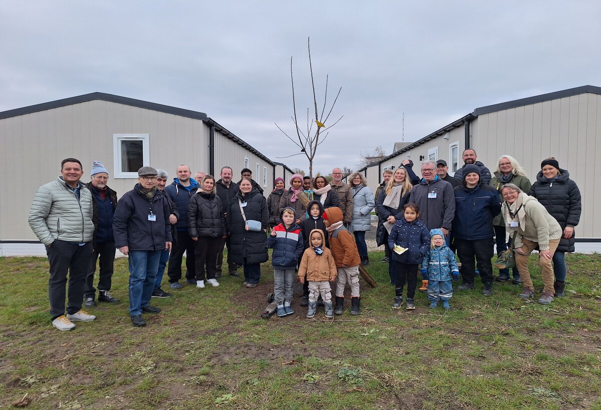 Diesmal nicht im Stadtwald, sondern auf dem Gelände neben der Tierklinik: Die Bürgerstiftung Hofheim hatte zur Baumpflanzaktion geladen. Ganz links: Bürgermeister Christian Vogt. Siebter von rechts: Stadtverordnetenvorsteher Andreas Hegeler.