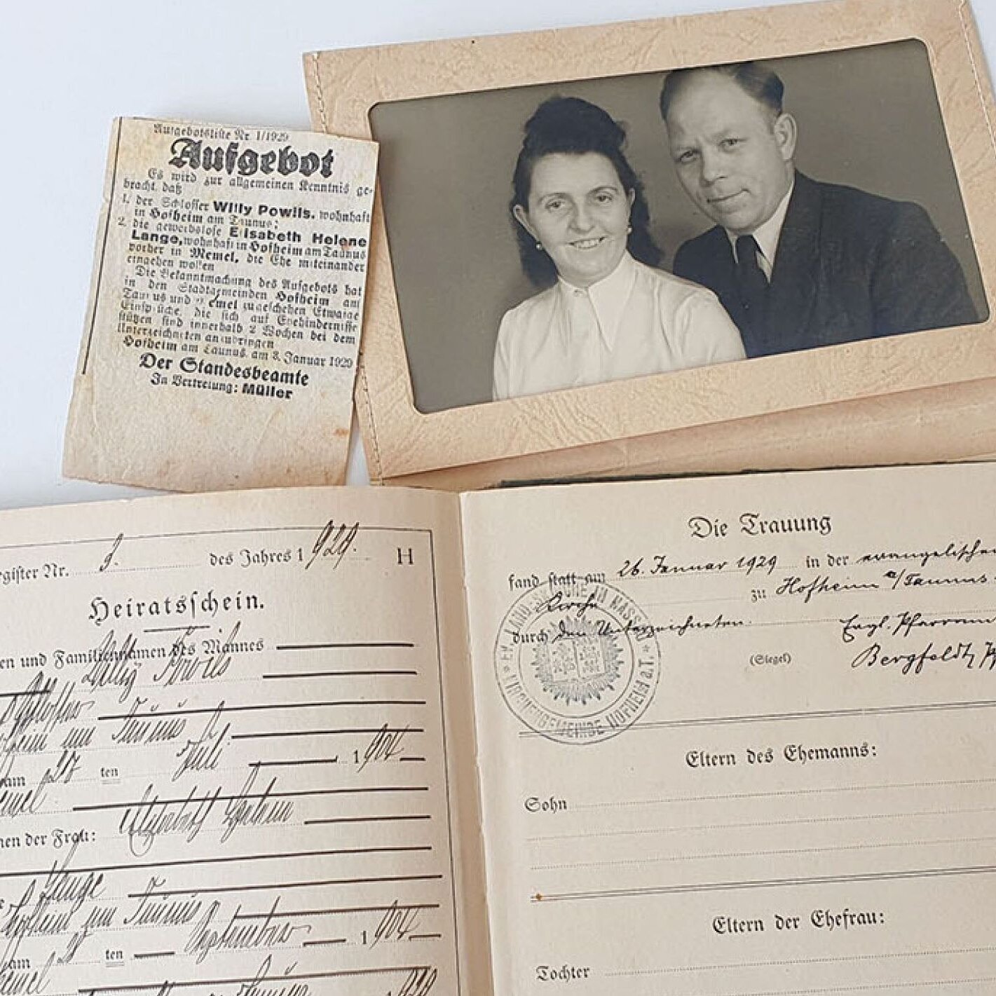 Bevor die Feldpostbriefe zwischen Front und Heimat hin und her gingen, begann die Geschichte von Helene und Willy Powils ganz klassisch mit einem Aufgebot in der Hofheimer Zeitung.