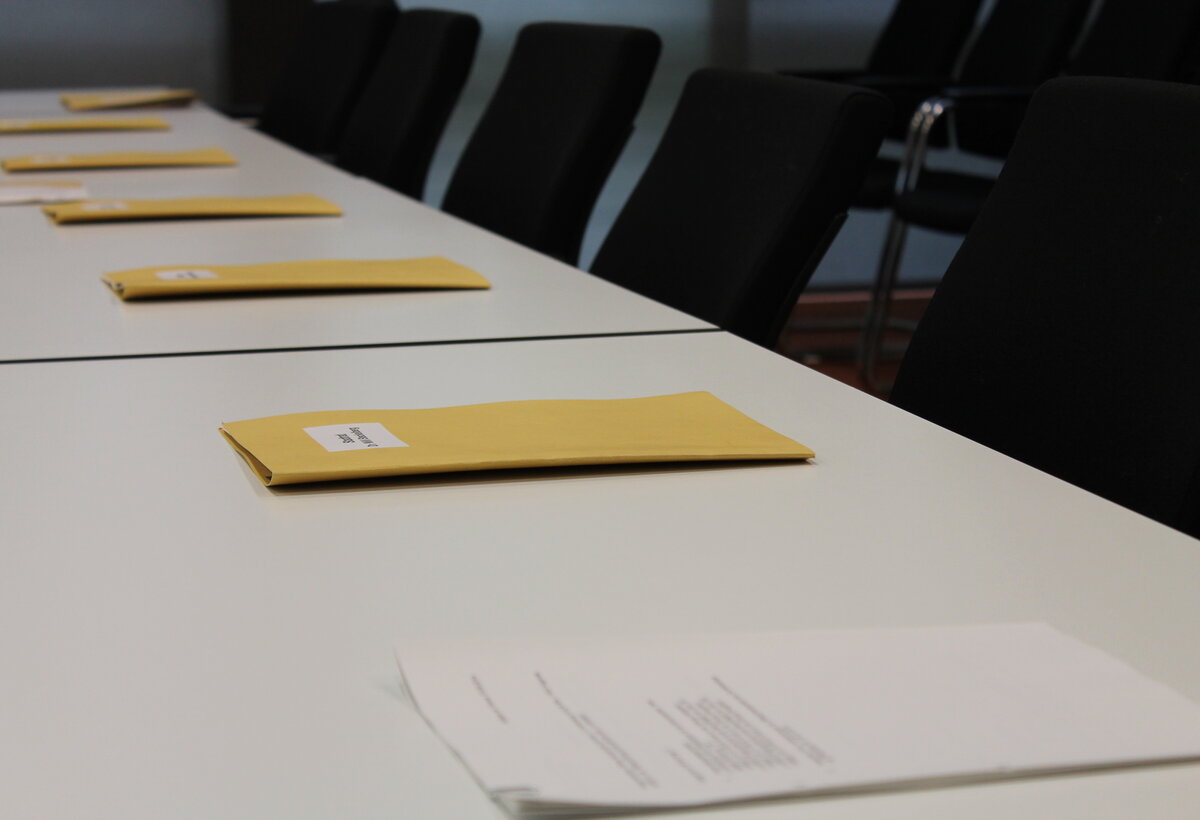 Tisch mit Mappen im Sitzungsraum