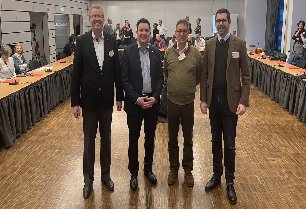 : Matthias Kaufmann vom Rotary Club, Bürgermeister Christian Vogt, Professor Detlef Gronenborn und Professor Dominik Maschek vom Leibniz-Zentrum für Archäologie