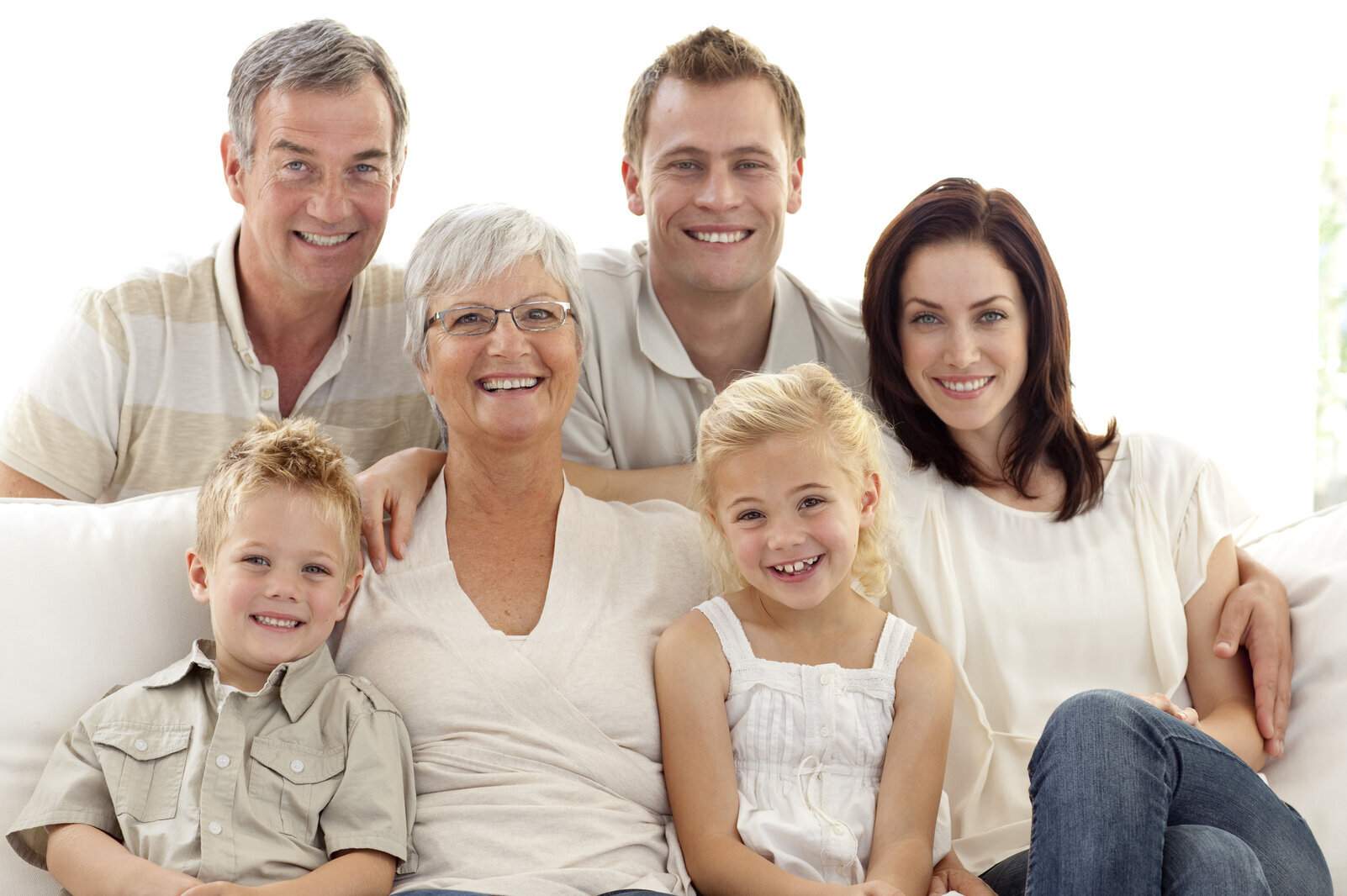 Eine Familie in 3 Generationen sitz für ein Foto auf der Couch