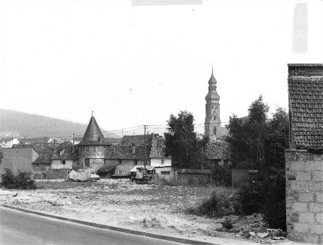 Der heutige Parkplatz am Untertor vor der Sanierung, 1970 Quelle: Gutachten der Nassauischen Heimstätte, StadtAHofh, Sig. 27.13.02 Der heutige Parkplatz am Untertor vor der Sanierung, 1970 Quelle: Gutachten der Nassauischen Heimstätte, StadtAHofh, Sig. 27.13.02