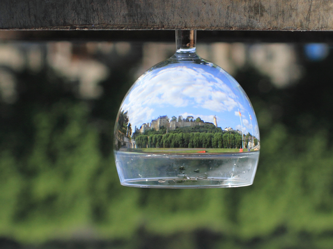 Schloss Chinon durch ein Glas gespiegelt