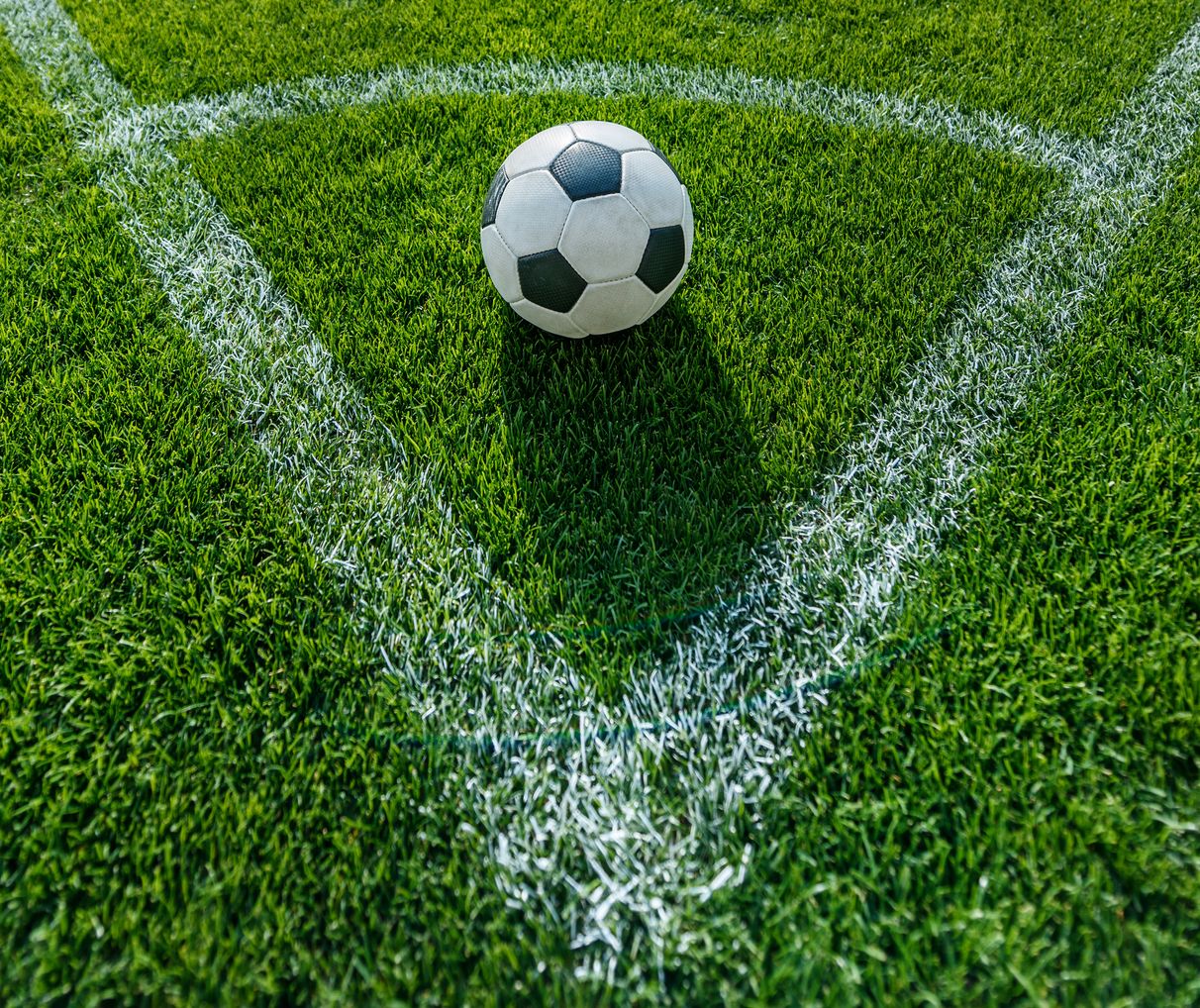 Fußball liegt im Stadion zum Eckball bereit