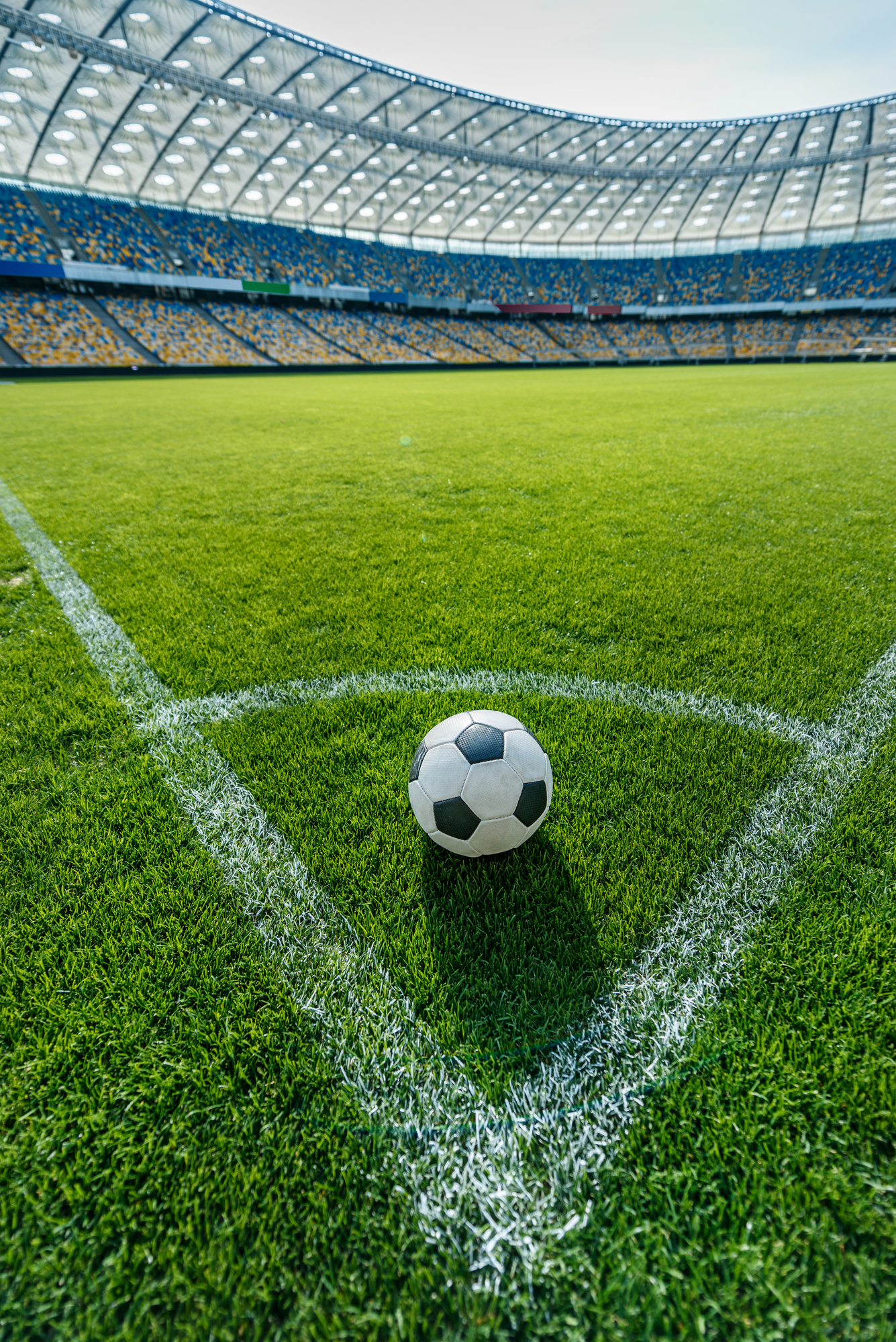 Fußball liegt im Stadion zum Eckball bereit