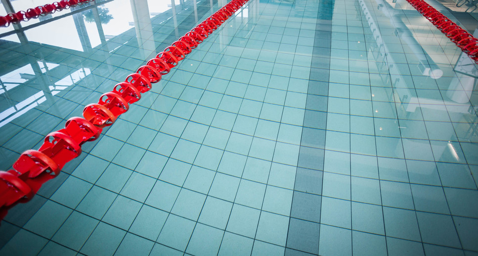 Schwimmbadbecken mit Bahntrennung