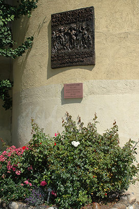 Blick auf Hexenturm mit Gedenktafel