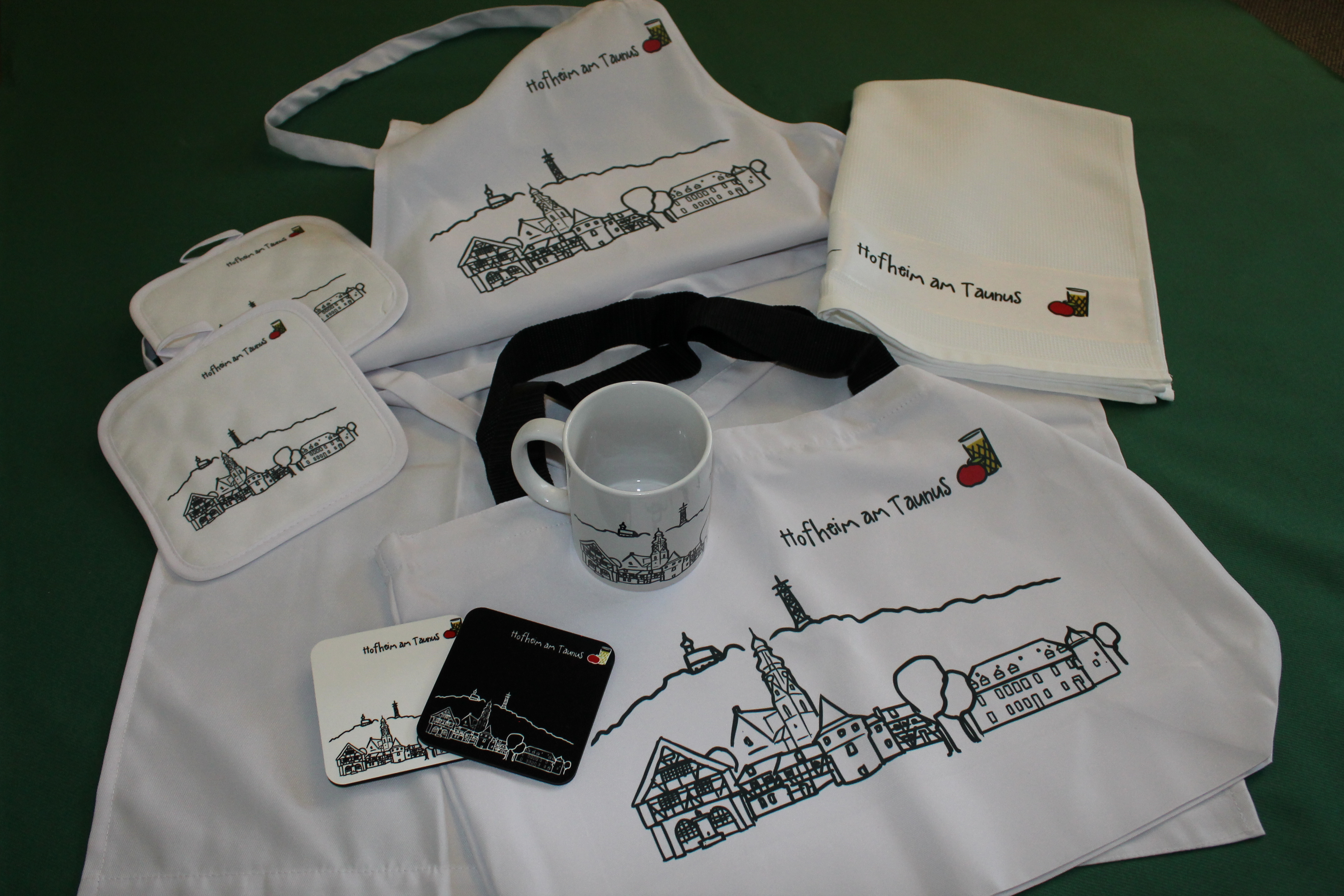 Verschiedene Hofheim-Souvenirs zum Verschenken,  unter anderem Kochschürzen, Tassen, Untersetzer und Gästehandtücher