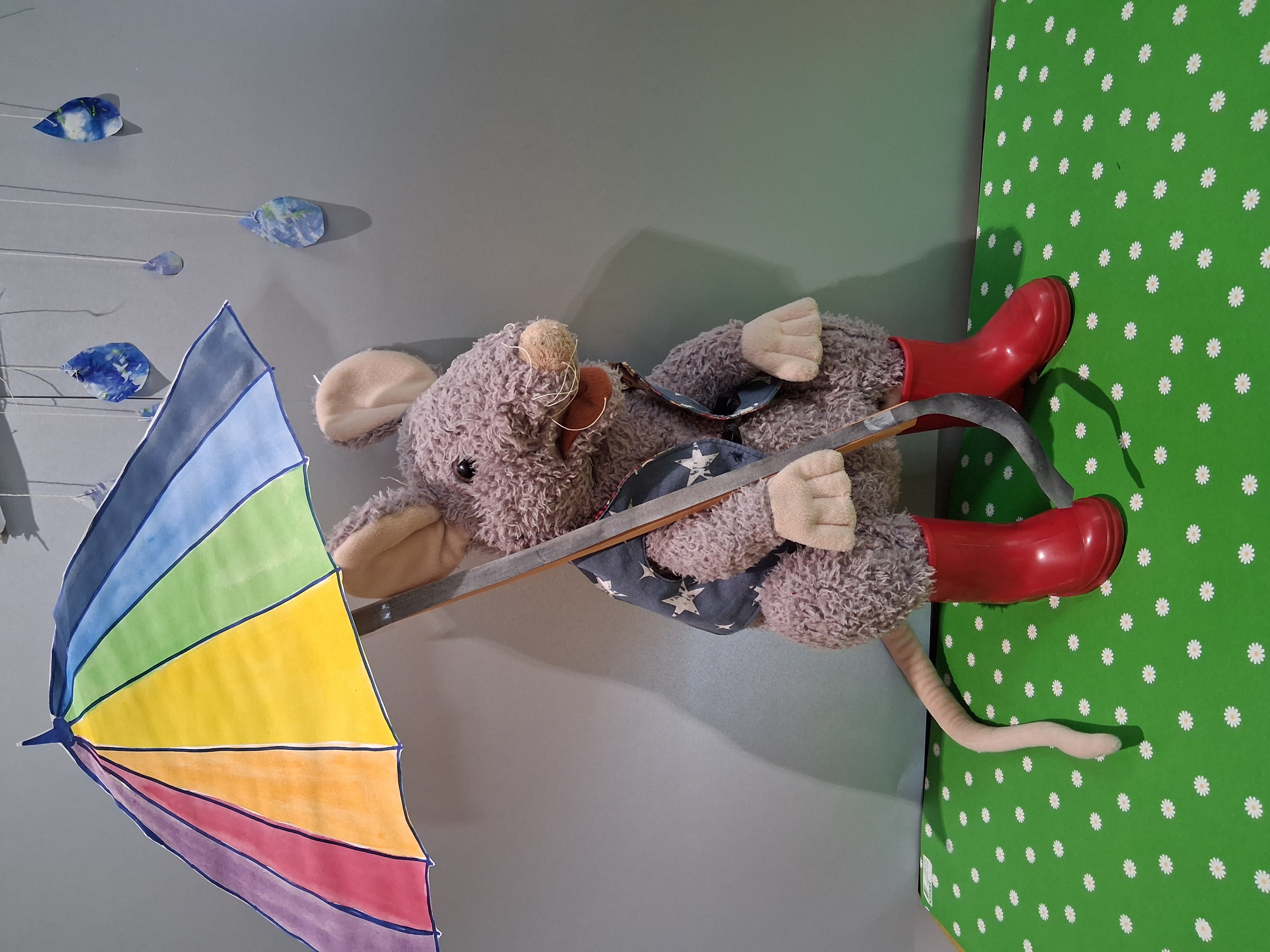 Bilderbuchzeit_04_2026_Anton_mit_Regenschirm