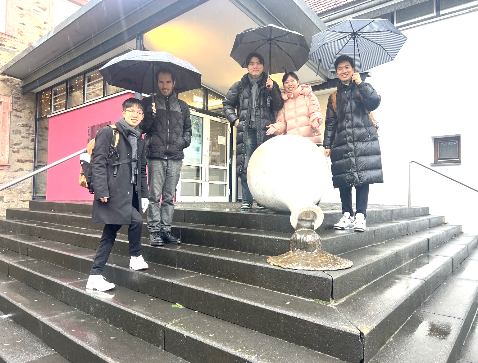 Studierende der Kompositionsklasse von Prof. Orm Finnendahl der Hochschule für Musik und Darstellende Kunst in Frankfurt (v.l.n.r. Zhaolon Sun, Said Azh, Byeong-Jun Nam, Jiaxnan He, Yaohung Huang)