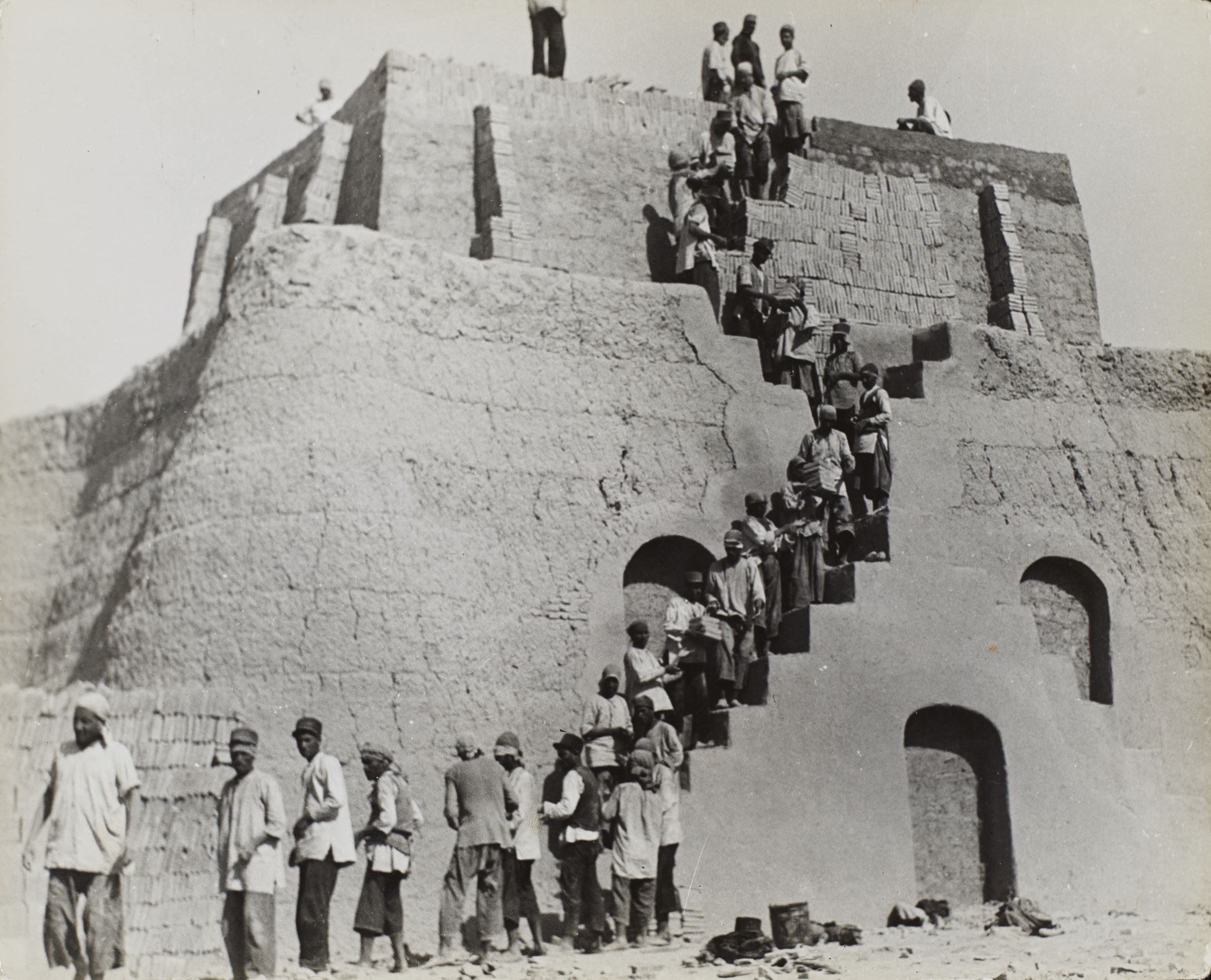 Das in den 30er-Jahren aufgenommene Foto aus Teheran stammt von der Fotografin und Journalistin Lotte Errell und ist in der Ingelheimer Ausstellung zu sehen.
