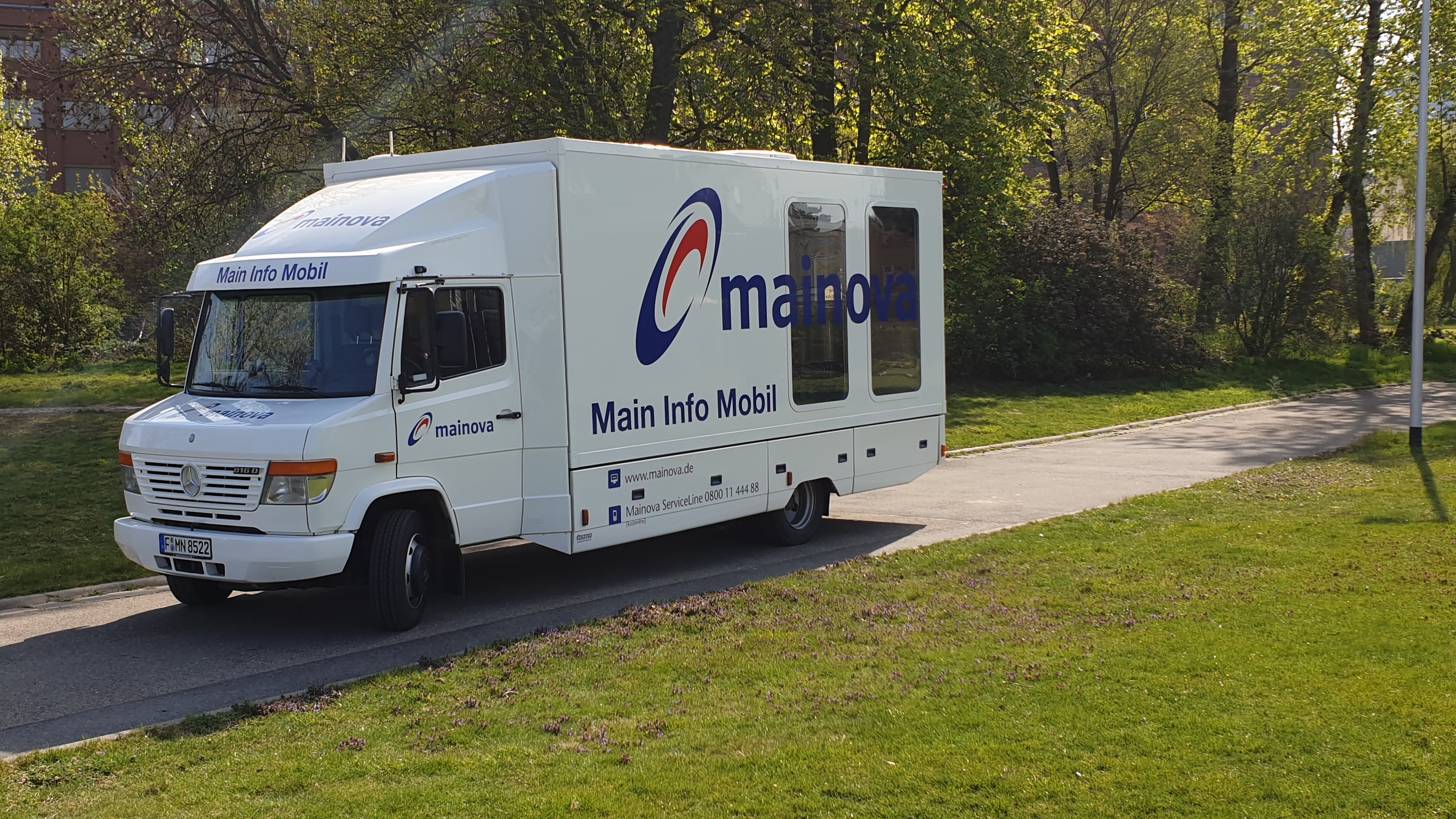 Van mit Logo "Main Info Mobil"