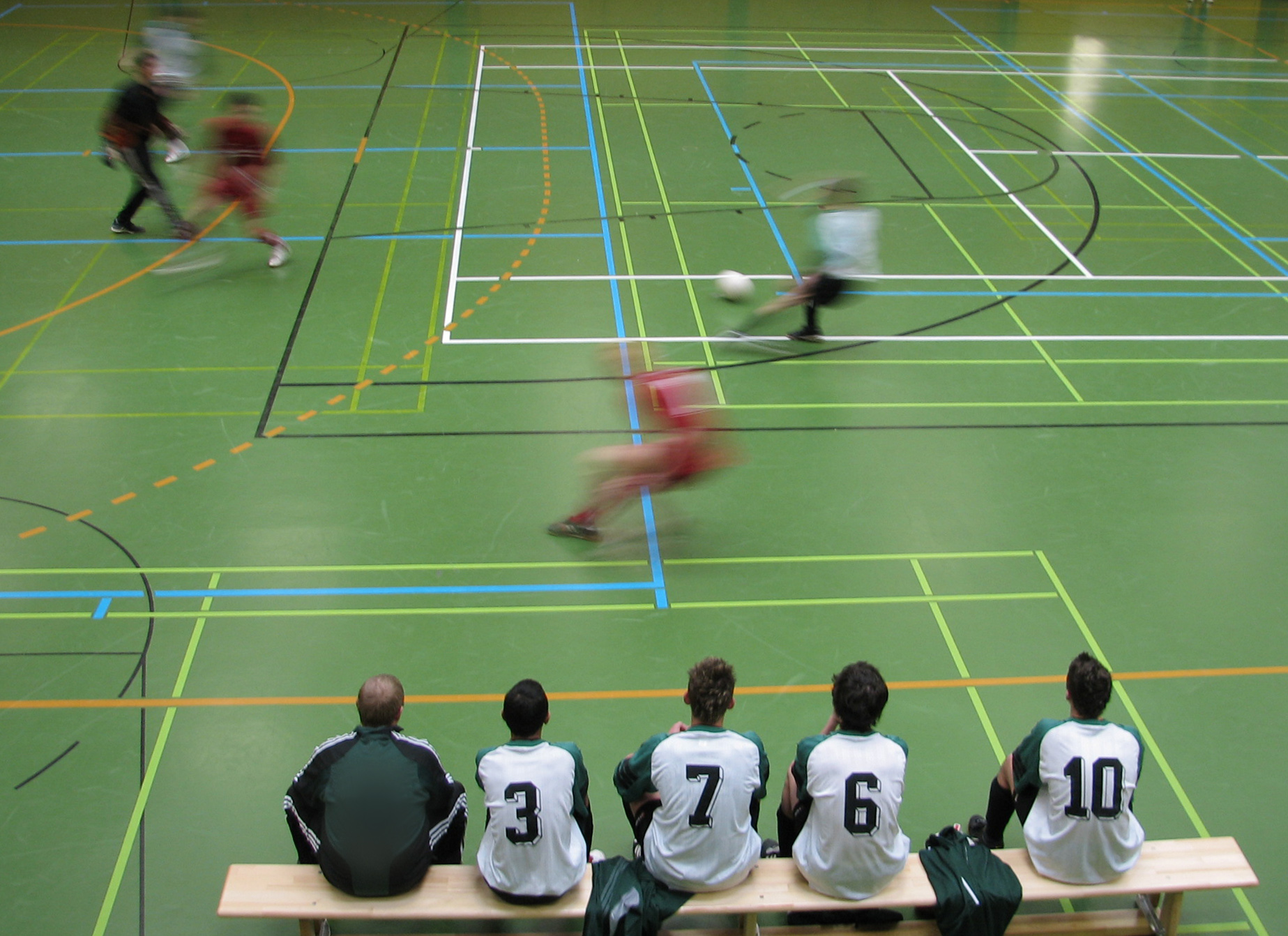 Das Bild zeigt ein Fußballspiel in der Halle